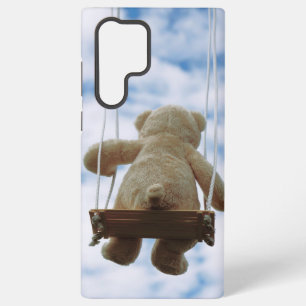 Beertje op schommel met bewolkte blauwe lucht. samsung galaxy hoesje