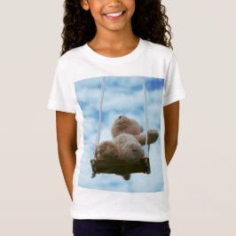 Beertje op schommel met bewolkte blauwe lucht. t-shirt