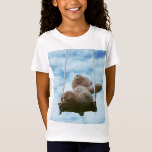 Beertje op schommel met bewolkte blauwe lucht. t-shirt