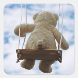 Beertje op schommel met bewolkte blauwe lucht. vierkante sticker