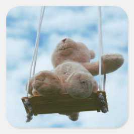 Beertje op schommel met bewolkte blauwe lucht. vierkante sticker