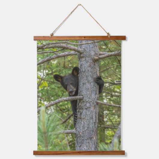 Beerwelp klimt in boom hangend wandkleed (Voorkant)