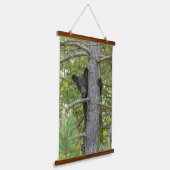 Beerwelp klimt in boom hangend wandkleed (Gebogen)