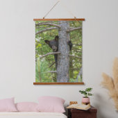 Beerwelp klimt in boom hangend wandkleed (Slaapkamer)