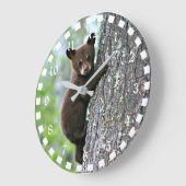 Beerwelp klimt in een boom grote klok (Hoek)