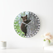 Beerwelp klimt in een boom grote klok (Huis)