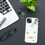 Bees eucalyptus greenery white monogram Case-Mate iPhone case<br><div class="desc">Een witte achtergrond. Verkleurd met waterkleurige eucalyptusgroen, bladeren en schattige, vrolijke lachende hommels. Pas uw monogram letter, initiaal en naam aan en voeg deze toe. De naam wordt geschreven met een modern handgeschreven stijlmanuscript met swashes. De naam in zwart en de monogram in geel. Om de spoelbeurten te houden schrap...</div>