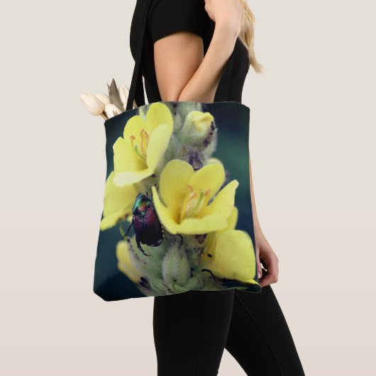 Beetel op wilde mulleinevloer dicht tote bag (Dichtbij)