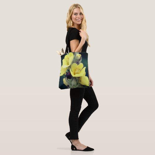 Beetel op wilde mulleinevloer dicht tote bag (Op model)