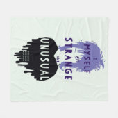 Beetlejuice | Lydia "Strange and Unusual" Graphic Fleece Deken (Voorkant (Horizontaal))