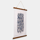 Begin daar waar je een beige achtergrond hebt hangend wandkleed (Gebogen)