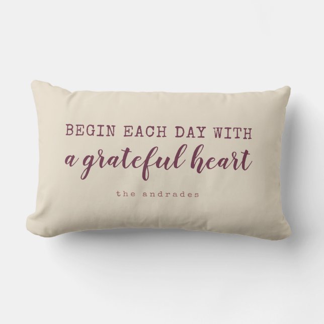 Begin dag Grateful Heart Quote Familienaam Burgund Kussen (Voorkant)
