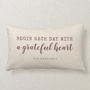 Begin dag Grateful Heart Quote Familienaam Burgund Kussen