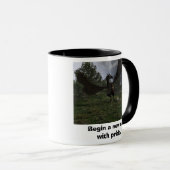 Begin een nieuwe dag met trots. mok (Voorkant rechts)