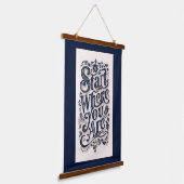 Begin waar je een donkere achtergrond hebt hangend wandkleed (Gebogen)