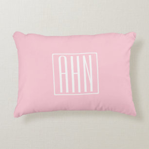 Beginletter Monogram Wit Op Licht Roze Accent Kussen