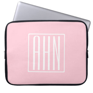 Beginletter Monogram   Wit Op Licht Roze Laptop Sleeve