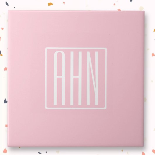 Beginletter Monogram | Wit Op Licht Roze Tegeltje