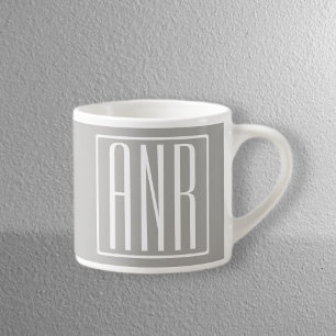 Beginletter Monogram Wit Op Lichtgrijs Espresso Kop