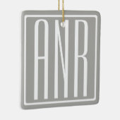 Beginletter Monogram | Wit Op Lichtgrijs Keramisch Ornament (Rechts)
