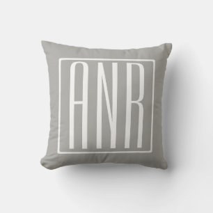 Beginletter Monogram Wit Op Lichtgrijs Kussen