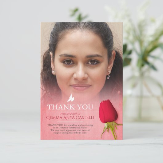 Begrafenis rode roos foto familie dank u kaart (Staand voorkant)