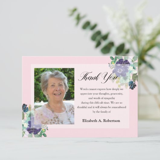 Begrafenisfoto Dank u Paarse Bloemen op Roze Bedankkaart (Staand voorkant)