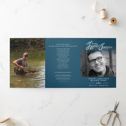 Begrafenisprogramma in ons hart donkerblauw drieluik programma (Buitenkant)