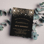 Begroting Birthday zwarte goudglitter uitnodiging<br><div class="desc">Een moderne,  stijlvolle en glamoureuze uitnodiging voor een 40e (of om het even welke leeftijd) verjaardagsfeestje. Een zwarte achtergrond versierd met faux glitter en sparkle. De naam wordt geschreven met een modern gouden gekleurd handgeschreven stijlmanuscript met letters. Pas je partijgegevens aan en voeg deze toe.</div>