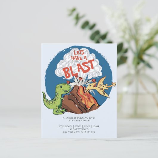 BEGROTING HEEFT EEN Blast Dinosaur-uitnodiging (Staand voorkant)