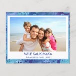 BEGROTING MELE KALIKIMAKA HAWAÏAN TROPICAL FOTO<br><div class="desc">Budget Blue incandescent Faux Folie Mele Kalikimaka Hawaiian Tropical Palm Leaf Family Foto Kerstmis Holiday Card. Het afbeelding en de familienaam kunnen worden vervangen op deze eenvoudige strandkaart of kerstpasfoto voor de kustvakantie.</div>