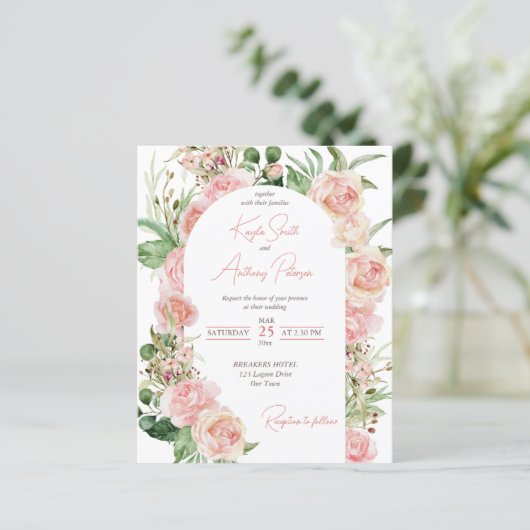 Begroting met een roze roze roodroos met een trouw (Staand voorkant)