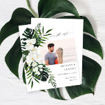 Begroting Tropisch-witte Floral Foto slaat de datu<br><div class="desc">** SATIN PAPIER IS PAPIER THIN. UPGRADE HET PAPIER VOOR EEN THICKERPAPIER. HEEFT EEN OPTIE VOOR ENVELOPES. *** Bespaar geld op formele uitnodigingen met deze kleinere uitnodiging die een optie voor enveloppen heeft. Bereid uw gasten voor op de geweldige bruiloft met uw Tropische Palm & White Floral Photo Save the...</div>