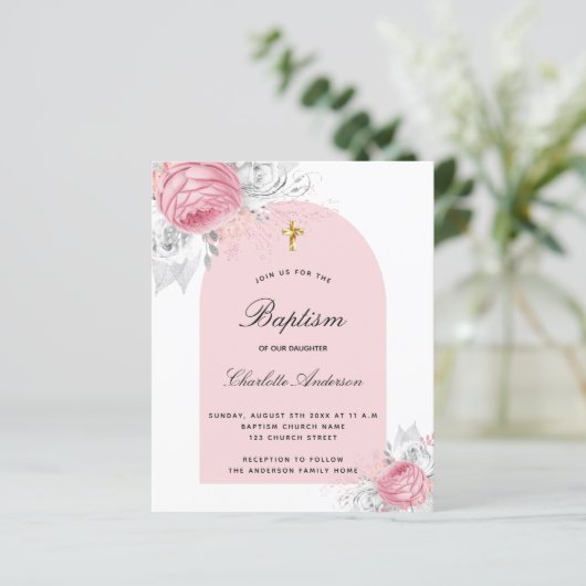 Begrotingspaptisme blush roze florale witte arch (Staand voorkant)