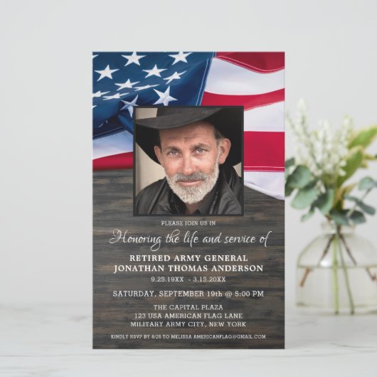 Begrotingsviering van de uitnodiging tot militair  (Staand voorkant)