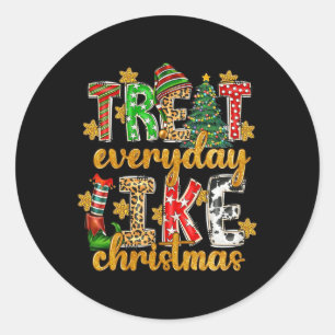 Behandel elke dag als Kerstmis Elf Xmas PJS Mannen Ronde Sticker