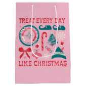 Behandel elke dag als Kerstmis Medium Cadeauzakje (Achterkant)