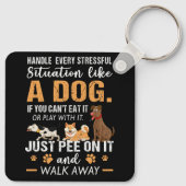 Behandel elke stressvolle situatie als een hond ge sleutelhanger (Achterkant)