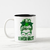 Behavior Analyst BCBA Messy Bun St Patrick's Day Tweekleurige Koffiemok (Links)