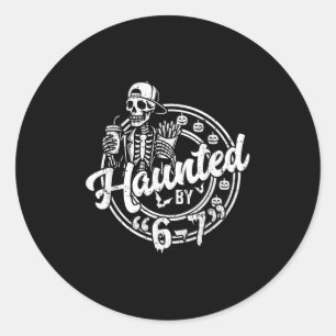 Behekst Door 6 7 Grappig Halloween Zes Zeven 67 Me Ronde Sticker