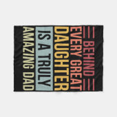 Behind Every Great Daughter Is A Truly Amazing Dad Fleece Deken (Voorkant (Horizontaal))