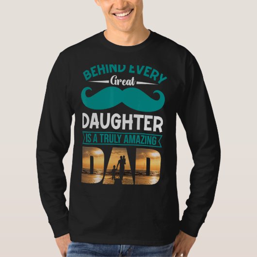 Behind Every Great Daughter Is A Truly Amazing Dad T-shirt (Voorkant)