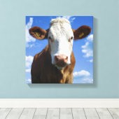 Beierse koe tegen blauwe lucht canvas afdruk (Insitu (Houten vloer))