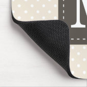 Beig Polka Dots Patroon met Gepersonaliseerd Monog Muismat (Hoek)