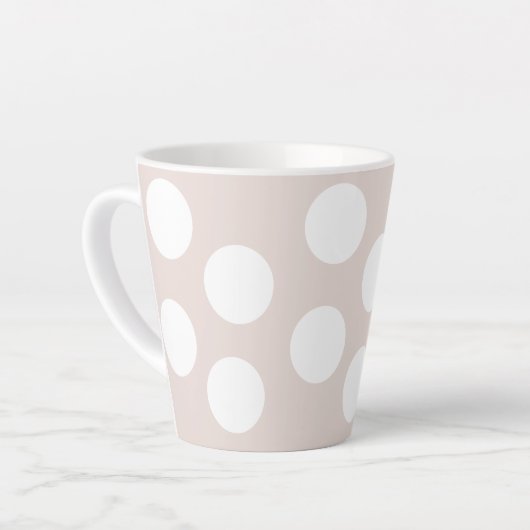 Beige Achtergrond met witte cirkels. Polka Dot Latte Mok (Linkerhoek)