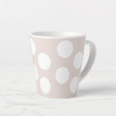 Beige Achtergrond met witte cirkels. Polka Dot Latte Mok (Rechterhoek)