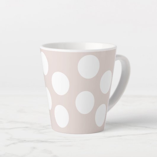 Beige Achtergrond met witte cirkels. Polka Dot Latte Mok (Rechterhoek)