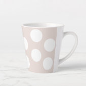 Beige Achtergrond met witte cirkels. Polka Dot Latte Mok (Rechts)
