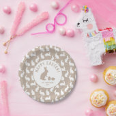 Beige And White Bunny Pattern Happy Easter Papieren Bordje (Feest)