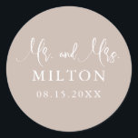 Beige and White Neutrals Wedding Ronde Sticker<br><div class="desc">Neutrale beige en witte stickers die gepersonaliseerd kunnen worden met uw achternaam en trouwdatum.</div>